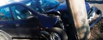 A intrat cu mașina într-un stâlp, pe Bulevardul București din Ploiești. Se pare că un alt autoturism i-a tăiat calea șoferului